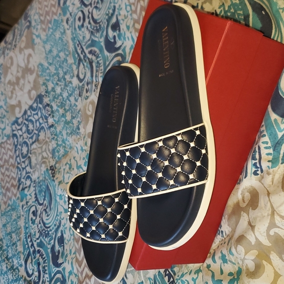 Valentino Free rockstud spike pool slide comes with dust bag and box Valentino - Picture 2 of 14